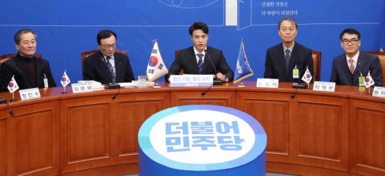 더불어민주당 21대 총선 다섯번째 영입인재 오영환 전 소방관이 7일 오전 서울 여의도 국회에서 열린 인재영입 발표식에서 입당 소감을 말하고 있다. / 사진=홍봉진 기자 honggga@