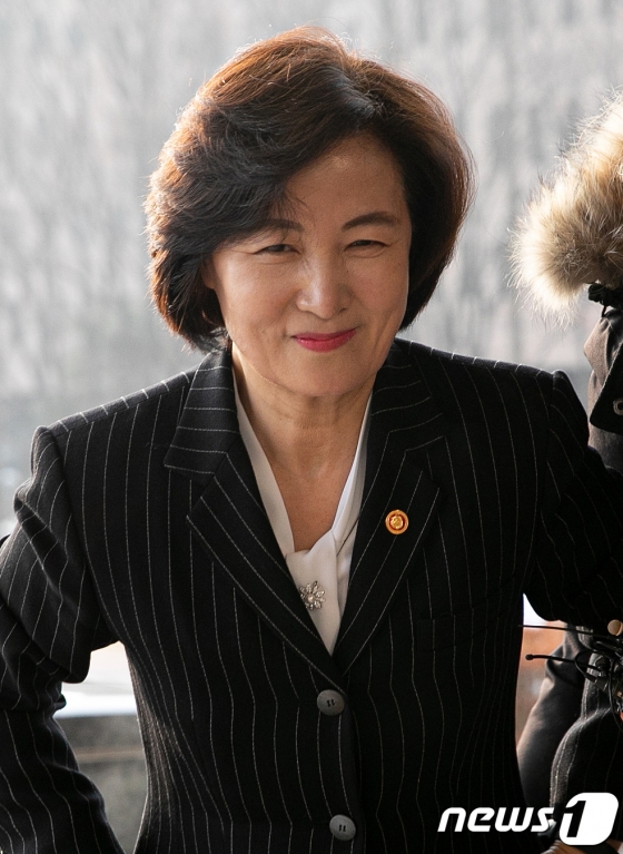 추미애 법무부 장관이 10일 오전 경기도 과천 법무부청사로 출근하고 있다. 2020.1.10/사진=뉴스1
