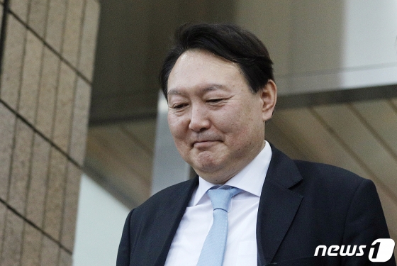 윤석열 검찰총장이 7일 오후 경기 정부과천청사 법무부에서 추미애 장관과의 비공개 면담을 마친 후 차로 향하고 있다. 2020.1.7/사진=뉴스1