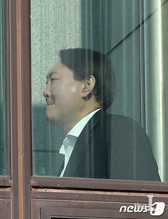 윤석열 검찰총장이 10일 오후 서울 서초구 대검찰청에서 구내식당으로 발걸음을 옮기고 있다. 2020.1.10/사진=뉴스1