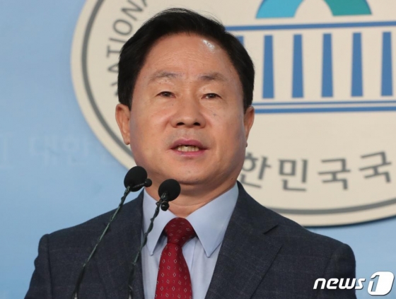 주광덕 자유한국당 의원이 10일 서울 여의도 국회 정론관에서 기자회견을 하고 있다. 주광덕 의원은 문재인 정부의 검찰인사와 관련해 "대통령이 윤석열 검찰총장 임명장 수여식 때 살아있는 권력에 대해 수사할 수 있는 검찰이 되어달라고 한 말은 헌 휴지조각이 되었다"고 말했다./사진=뉴스1