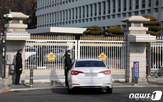 (서울=뉴스1) 황기선 기자 = 청와대 '선거 개입 의혹'을 수사 중인 검찰이 10일 청와대 자치발전비서관실(구 균형발전비서관실)에 대해 압수수색을 실시했다. 이날 청와대 연풍문 앞에 적막감이 흐르고 있다. 2020.1.10/뉴스1 <저작권자 © 뉴스1코리아, 무단전재 및 재배포 금지>