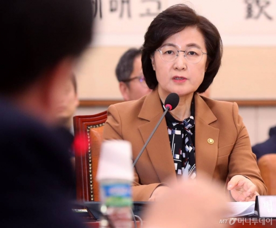 추미애 법무부 장관이 9일 오후 서울 여의도 국회에서 열린 법제사법위원회 전체회의에서 의원 질의를 경청하고 있다. / 사진=홍봉진 기자 honggga@