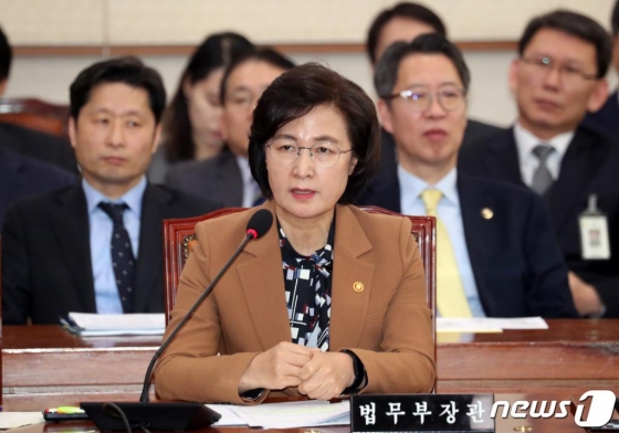 추미애 법무부장관이 9일 서울 여의도 국회에서 열린 법제사법위원회 전체회의에 출석해 의원질의에 답변하고 있다. 2020.1.9/사진=뉴스1