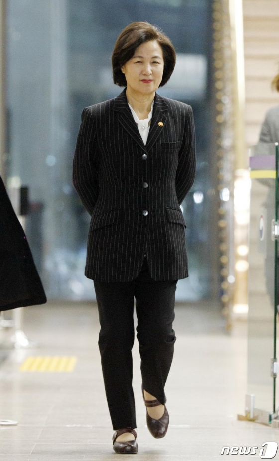추미애 법무부 장관이 10일 오후 경기 정부과천청사 법무부에서 퇴근하고 있다. 추 장관은 이날 검찰이 시급하고 불가피한 경우에만 장관 사전승인을 받고 수사단을 꾸릴 수 있도록 특별지시를 내렸다. 2020.1.10/사진=뉴스1