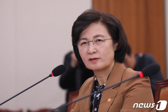 추미애 법무부장관이 9일 서울 여의도 국회에서 열린 법제사법위원회 전체회의에 출석해 의원질의에 답변하고 있다. 2020.1.9/사진=뉴스1