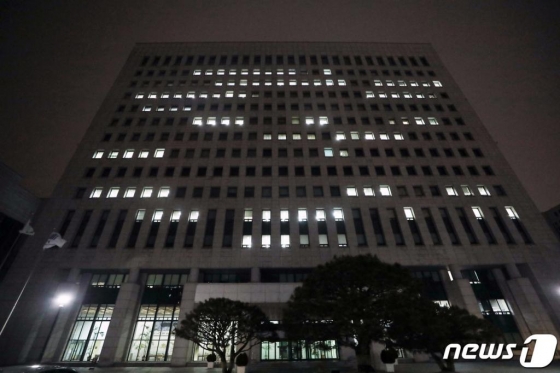 조국 전 법무부 장관 일가 비위 의혹과 '유재수 감찰무마' 의혹, 청와대 선거 개입 의혹 등 수사를 지휘한 윤석열 검찰총장 참모진이 8일 법무부의 검찰 고위간부 인사에서 대거 교체됐다. 법무부 관계자는 "신임 법무부 장관 취임을 계기로 인권·민생·법치에 부합하는 인사를 통해 조직 쇄신을 도모했다"며 "국민을 위한 검찰개혁 완수 등을 위해 새롭게 체제를 정비했다"고 밝혔다. 8일 서울 서초구 대검찰청이 밤 늦도록 불을 밝히고 있다. 2020.1.8/사진=뉴스1