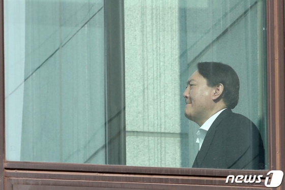 윤석열 검찰총장이 10일 오후 서울 서초구 대검찰청에서 구내식당으로 발걸음을 옮기고 있다. 2020.1.10/사진=뉴스1