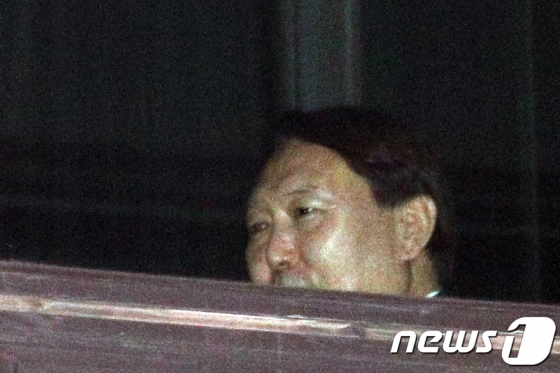 윤석열 검찰총장이 10일 오후 서울 서초구 대검찰청에서 검찰동우회 신년인사회 참석을 위해 이동하고 있다. 2020.1.10/사진=뉴스1