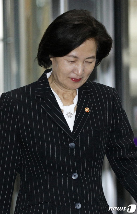 추미애 법무부 장관이 10일 오후 경기 정부과천청사 법무부에서 퇴근하고 있다. 추 장관은 이날 검찰이 시급하고 불가피한 경우에만 장관 사전승인을 받고 수사단을 꾸릴 수 있도록 특별지시를 내렸다. 2020.1.10/사진=뉴스1