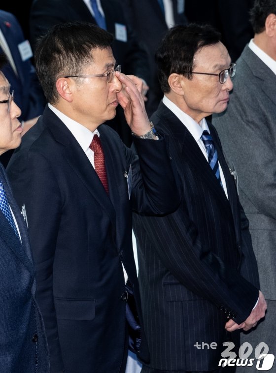 (서울=뉴스1) 이재명 기자 = 이해찬 더불어민주당 대표와 황교안 자유한국당 대표가 3일 오후 서울 강남구 코엑스에서 열린 2020년 경제계 신년 인사회에 참석해 있다. 2020.1.3/뉴스1 <저작권자 © 뉴스1코리아, 무단전재 및 재배포 금지>