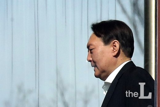 윤석열 검찰총장이 13일 서울 서초구 대검찰청에서 점심 식사를 위해 이동하고 있다. / 사진=이기범 기자 leekb@