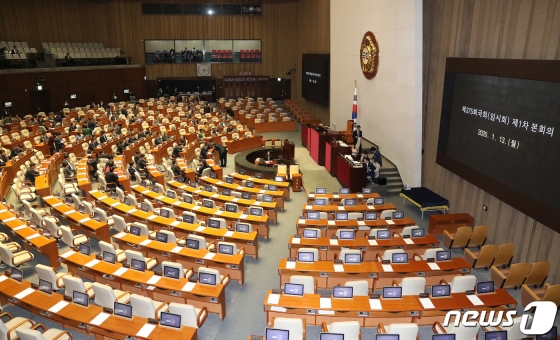 더불어민주당 의원들이 13일 오후 서울 여의도 국회 본회의장에서 제375회 국회(임시회) 제1차 본회의 개의를 기다리고 있다. 2020.1.13/사진=뉴스1