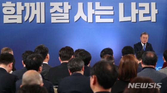 【서울=뉴시스】전신 기자 = 문재인 대통령이 10일 청와대 영빈관에서 열린 ‘2019 문재인 대통령 신년기자회견’에서 출입기자들의 질문에 답변하고 있다. 2019.01.10. photo1006@newsis.com <저작권자ⓒ 공감언론 뉴시스통신사. 무단전재-재배포 금지.>