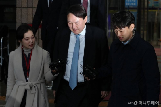 윤석열 검찰총장이 7일 오후 경기 정부과천청사에서 추미애 법무부 장관 예방을 마친 뒤 청사를 나서고 있다. / 사진=이기범 기자 leekb@