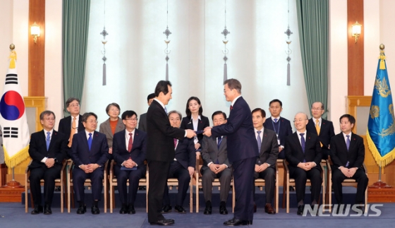 [서울=뉴시스]박영태 기자 = 문재인 대통령이 14일 청와대 본관에서 정세균 신임 국무총리에게 임명장을 수여하고 있다. 2020.01.14.  since1999@newsis.com