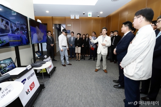 KT와 삼성서울병원 관계자들이 지난 9월 있었던 5G 스마트병원 MOU 시연회에서 VR과 AR을 통한 수술 교육 시연을 참관하고 있다./사진=KT