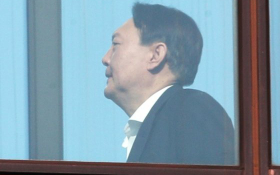 윤석열 검찰총장이 13일 오후 서울 서초구 대검찰청에서 점심식사를 하기 위해 구내식당으로 이동하고 있다. 2020.1.13/사진=뉴스1