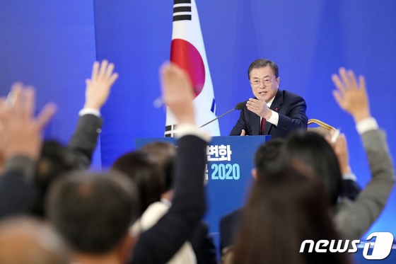 14일 청와대 영빈관에서 열린 문재인 대통령의 2020년 신년기자회견에서 취재진이 질문 하기 위해 손을 들고 있다. (청와대 제공) 2020.1.14/사진=뉴스1