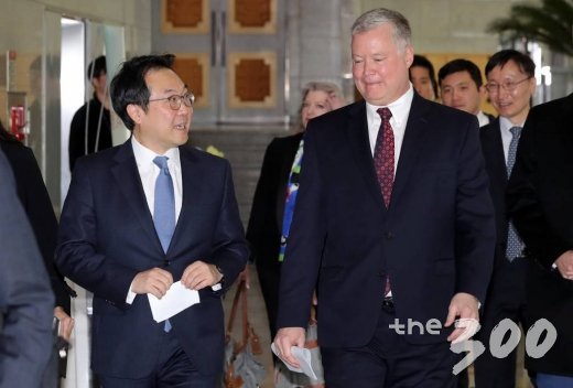 이도훈 외교부 한반도 평화교섭본부장과 스티븐 비건 미국 국무부 대북정책특별대표가 16일 오전 서울 종로구 외교부 청사에서 한미 북핵수석대표협의를 마친 뒤 기자회견장으로 이동하고 있다./사진=이기범 기자