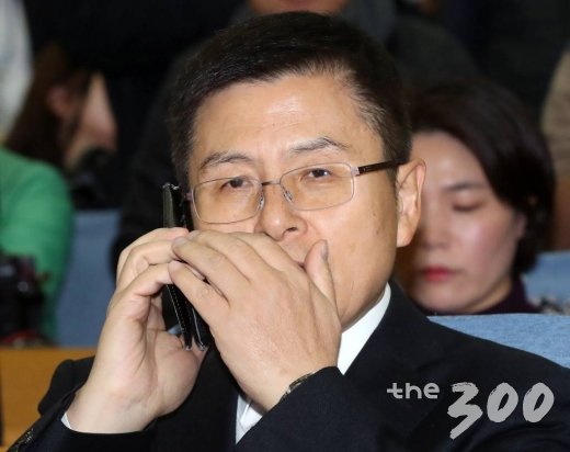 자유한국당 황교안 대표가  8일 오전 서울 여의도 국회 의원회관에서 열린 2020년 영입인사 환영식에 앞서 통화하고 있다. / 사진=홍봉진 기자 honggga@