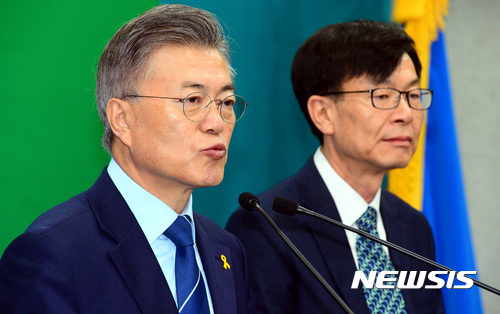 【서울=뉴시스】박영태 기자 = 문재인 대통령과 김상조 청와대 정책실장. 2017.04.12.  since1999@newsis.com  <저작권자ⓒ 공감언론 뉴시스통신사. 무단전재-재배포 금지.>