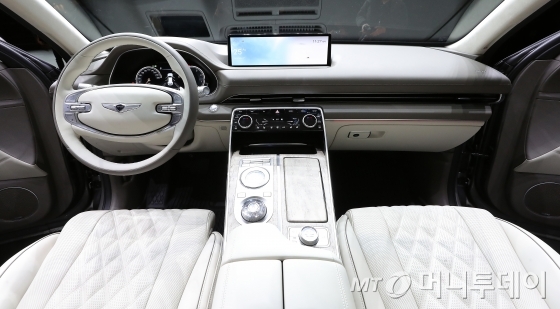 현대자동차그룹 고급 브랜드 제네시스가 15일 오전 경기 고양시 킨텍스에서 첫번째 럭셔리 플래그쉽 SUV 'GV80'의 실물 차량을 선보였다.'GV80'은 제네시스가 처음 선보이는 후륜구동 기반의 대형 SUV 모델로, 2017년 미국 뉴욕에서 콘셉트카로 첫 선을 보인 뒤 2년9개월 만에 실제 차량이 공개됐다. 역동적이고 우아한 디자인 철학을 가진 'GV80'의 3.0 디젤 모델 가격은 6580만원부터 시작하며, 가솔린 2.5/3.5 터보 모델을 더해 총 3가지 엔진 라인업을 운영할 계획이다.  / 사진=김창현 기자 chmt@