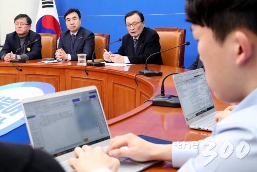 더불어민주당 이해찬 대표가 16일 오전 서울 여의도 국회에서 열린 신년 기자간담회에서 취재진 질의에 답변하고 있다. / 사진=홍봉진 기자 honggga@