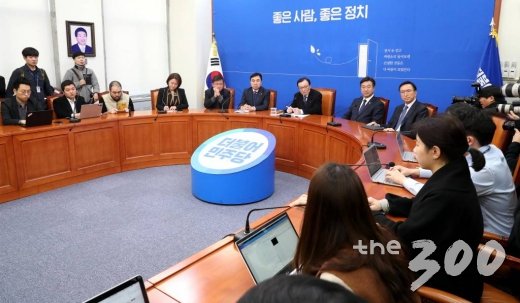 더불어민주당 이해찬 대표가 16일 오전 서울 여의도 국회에서 열린 신년 기자간담회에서 취재진 질의를 경청하고 있다. / 사진=홍봉진 기자 honggga@