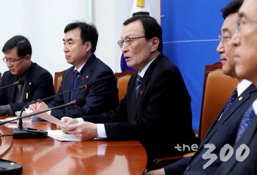 더불어민주당 이해찬 대표가 16일 오전 서울 여의도 국회에서 열린 신년 기자간담회에서 취재진 질의에 답변하고 있다. / 사진=홍봉진 기자 honggga@