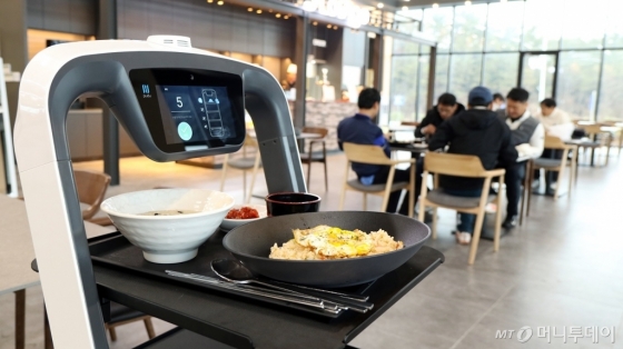 CJ프레시웨이 ‘S라운지’에서 도입한 서빙 로봇에 고객이 주문한 음식이 담겨있는 모습/사진제공=CJ프레시웨이