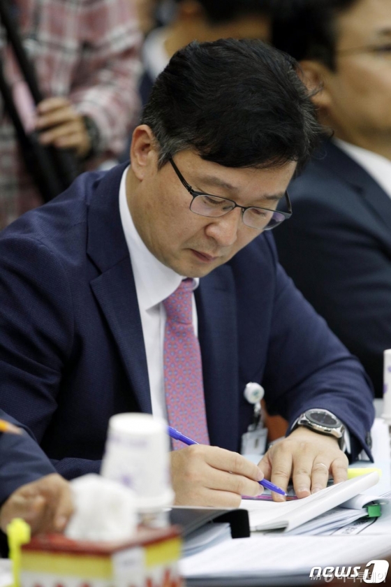 (서울=뉴스1) 안은나 기자 = 조국 법무부 장관 관련 수사를 맡고 있는 송경호 서울중앙지검 3차장이 7일 오후 서울 서초구 고등검찰청에서 열린 국회 법제사법위원회의 서울고검 및 서울중앙지검, 서울동·남·북·서부지검, 의정부·인천·수원·춘천지검에 대한 국정감사에서 메모를 하고 있다. 2019.10.7/뉴스1  <저작권자 © 뉴스1코리아, 무단전재 및 재배포 금지>