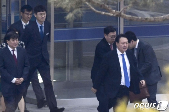 (서울=뉴스1) = 윤석열 검찰총장이 지난 14일 충북 진천 법무연수원에서 열린 신임 부장검사 리더십 과정 강화 프로그램 참석을 마치고 배성범(왼쪽) 법무연수원장, 김웅(왼쪽 세번째) 법무연수원 교수 등의 배웅을 받으며 차량으로 향하고 있다.(한국일보 제공)2020.1.15/뉴스1  <저작권자 © 뉴스1코리아, 무단전재 및 재배포 금지>