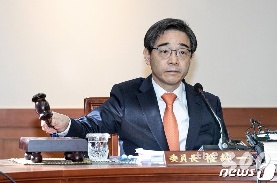 권순일 중앙선거관리위원장이 13일 오후 경기도 과천 중앙선관위에서 열린 전체회의에서 회의 시작을 알리는 의사봉을 두드리고 있다.  /사진=뉴스1