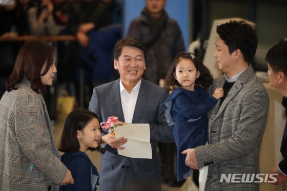 [인천공항=뉴시스] 고범준 기자 = 안철수 전 바른미래당 의원이 해외 연구 활동을 마치고 19일 오후 인천국제공항 제1여객터미널을 통해 귀국해 축하 선물을 받고 기뻐하고 있다. 2020.01.19.   photo@newsis.com