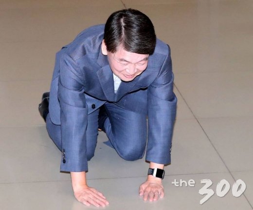 바른미래당 안철수 전 의원이 19일 오후 인천국제공항을 통해 귀국, 큰절하고 있다. / 사진=홍봉진 기자 honggga@