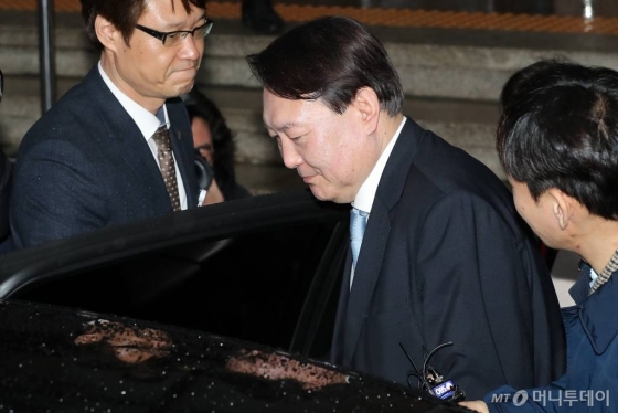 윤석열 검찰총장이 7일 오후 경기 정부과천청사에서 추미애 법무부 장관 예방을 마친 뒤 청사를 나서고 있다. / 사진=이기범 기자 leekb@