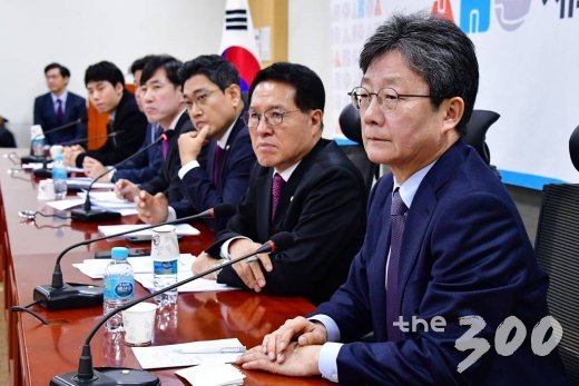 새로운보수당 유승민 보수재건위원장이 8일 오전 서울 여의도 국회 의원회관에서 열린 제1차 당대표단-청년연석회의에서 청년대표들의 발언을 경청하고 있다. / 사진=홍봉진 기자 honggga@