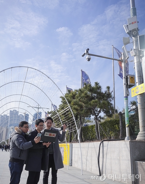 SK텔레콤 연구원들이 5G SA 통신 테스트를 진행하고 있는 모습./사진제공=SK텔레콤