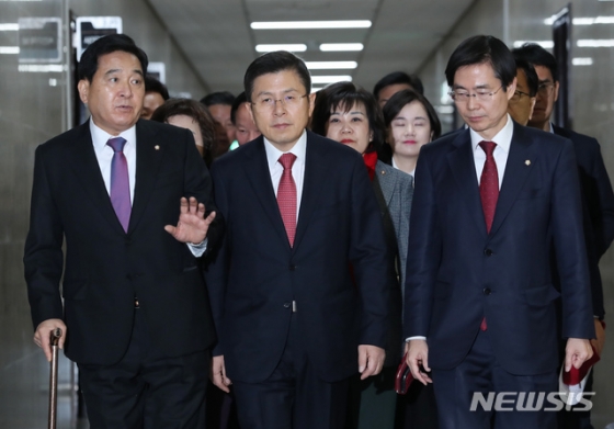 [서울=뉴시스] 고승민 기자 = 자유한국당 황교안 대표와 심재철 원내대표 등 지도부가 20일 서울 여의도 국회에서 열린 당 최고위원회의에 참석하고 있다. 2020.01.20.  kkssmm99@newsis.com