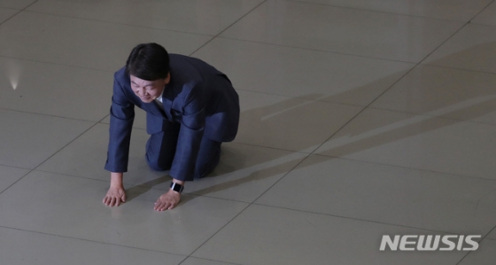 [인천공항=뉴시스] 고범준 기자 = 안철수 전 바른미래당 의원이 해외 연구 활동을 마치고 19일 오후 인천국제공항 제1여객터미널을 통해 귀국해 큰절을 하고 있다. 2020.01.19.     photo@newsis.com