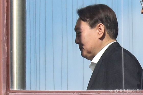 윤석열 검찰총장이 지난 13일 서울 서초구 대검찰청에서 점심 식사를 위해이동하고 있다./사진=이기범 기자