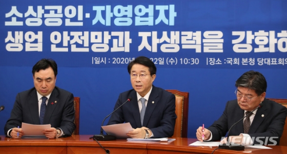 조정식 더불어민주당 정책위의장이 22일 서울 여의도 국회에서 열린 소상공인·자영업자 생업 안전망과 자생력 강화를 위한 민생 공약 발표를 하고 있다. / 사진제공=뉴시스