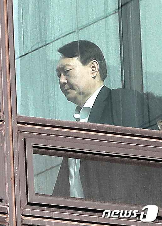 윤석열 검찰총장이 23일 오후 서울 서초동 대검찰청에서 점심식사를 하기 위해 이동하고 있다. 한편 법무부는 이날 고검 검사급(차장·부장급) 257명, 일반검사 502명 등 검사 759명에 대한 인사를 다음달 3일자로 단행했다. 지난 13일자 검찰 고위간부 인사에 이은 추미애 법무부 장관의 2차 검찰 인사다. 2020.1.23/사진=뉴스1