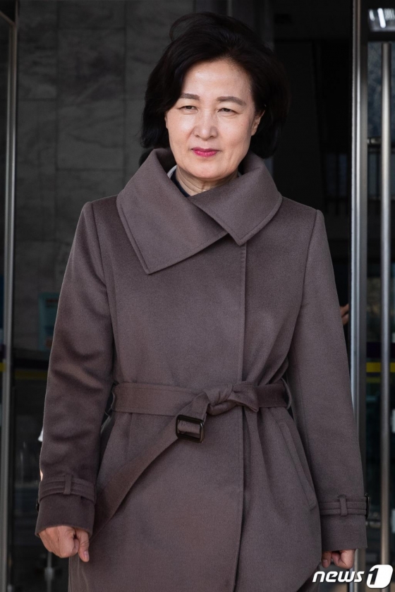 추미애 법무부 장관이 23일 경기 정부과천청사에서 점심식사를 위해 이동하고 있다. 법무부는 23일 고검검사급 검사 257명과 일반검사 502명 등 759명에 대한 인사를 다음달 3일자로 단행했다. 청와대 관련 수사팀을 이끌었던 차장검사들은 모두 교체됐다. 다만 수사팀의 부장검사들은 상당수 유임됐고, 부부장검사 및 평검사들은 대부분 남는다. 2020.1.23/사진=뉴스1