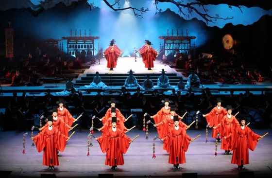 [서울=뉴시스]박미소 기자 = 21일 오전 서울 서초구 국립국악원 예악당에서 열린 '2020 새해국악연' 리허설에서 정악단과 무용단이 종묘제례악을 선보이고 있다. '2020 새해국악연'은 오는 22일 오후 8시에 국립국악원 예악당에서 열린다. 2020.01.21.   misocamera@newsis.com