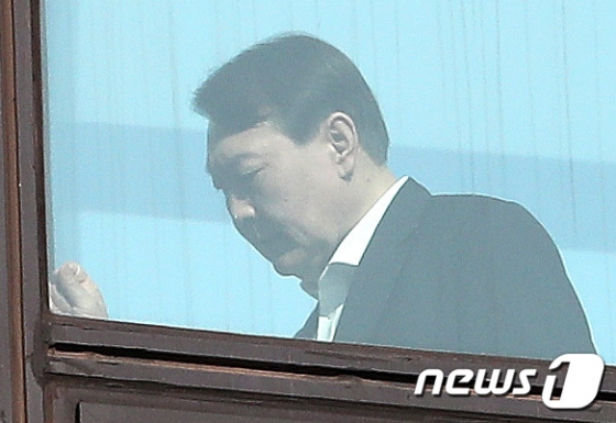 윤석열 검찰총장이 23일 오후 서울 서초동 대검찰청에서 점심식사를 하기 위해 이동하고 있다. 한편 법무부는 이날 고검 검사급(차장·부장급) 257명, 일반검사 502명 등 검사 759명에 대한 인사를 다음달 3일자로 단행했다. 지난 13일자 검찰 고위간부 인사에 이은 추미애 법무부 장관의 2차 검찰 인사다. 2020.1.23/사진=뉴스1