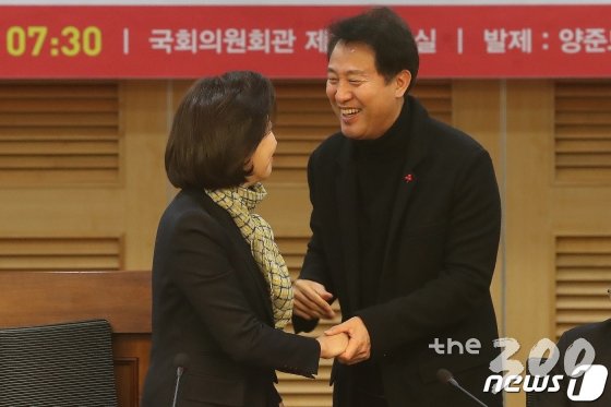 (서울=뉴스1) 임세영 기자 = 나경원 자유한국당 전 원내대표가 13일 오전 서울 여의도 국회에서 열린 '내집마련 꿈 걷어찬 문정부 부동산대책, 진단과 과제' 서울시당 정책토론회에서 오세훈 전 서울시장과 악수를 나누고 있다. 2020.1.13/뉴스1   <저작권자 © 뉴스1코리아, 무단전재 및 재배포 금지>