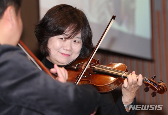 이정미 정의당 의원이 지난달 11월7일 오후 서울 여의도 국회 헌정기념관에서 열린 이정미 의원 '정치의 의무' 북콘서트에서 바이올린을 켜고 있다. / 사진제공=뉴시스