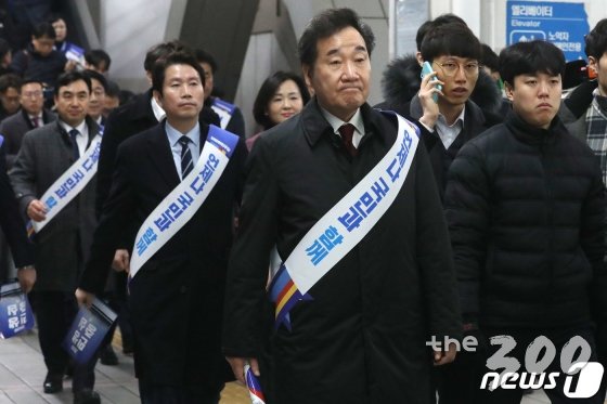 (서울=뉴스1) 임세영 기자 = 이낙연 전 총리가 23일 오전 서울 용산구 한강대로 용산역에서 귀성인사를 위해 이동하고 있다. 2020.1.23/뉴스1   <저작권자 © 뉴스1코리아, 무단전재 및 재배포 금지>